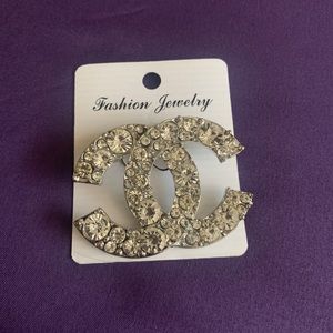 Sliver stoned brooch